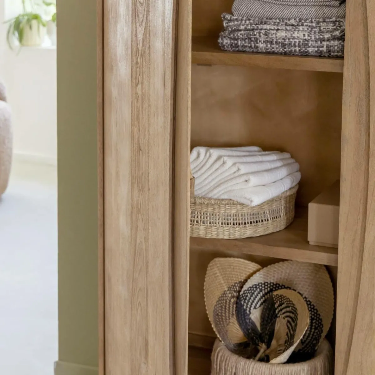 Made in Meubles Armoire en bois de manguier Folia