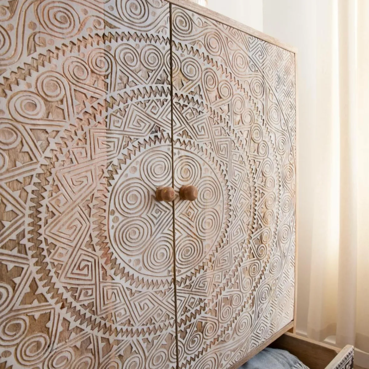 Made in Meubles Armoire sculptée en bois de manguier Marc