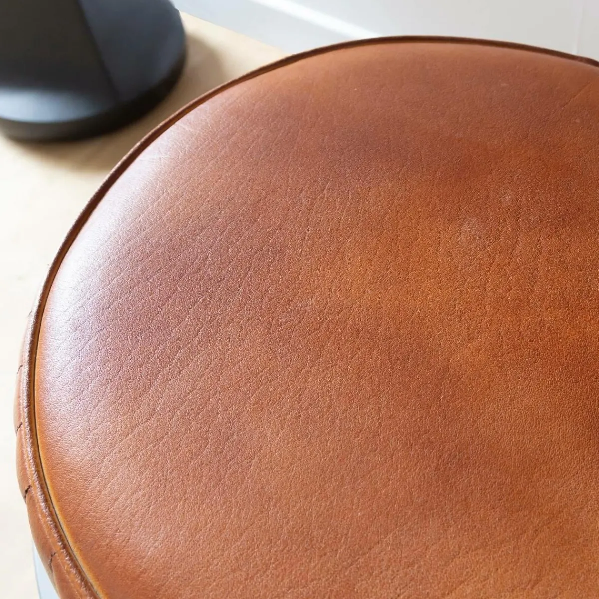 Made in Meubles Banc arrondi en cuir marron Gaby