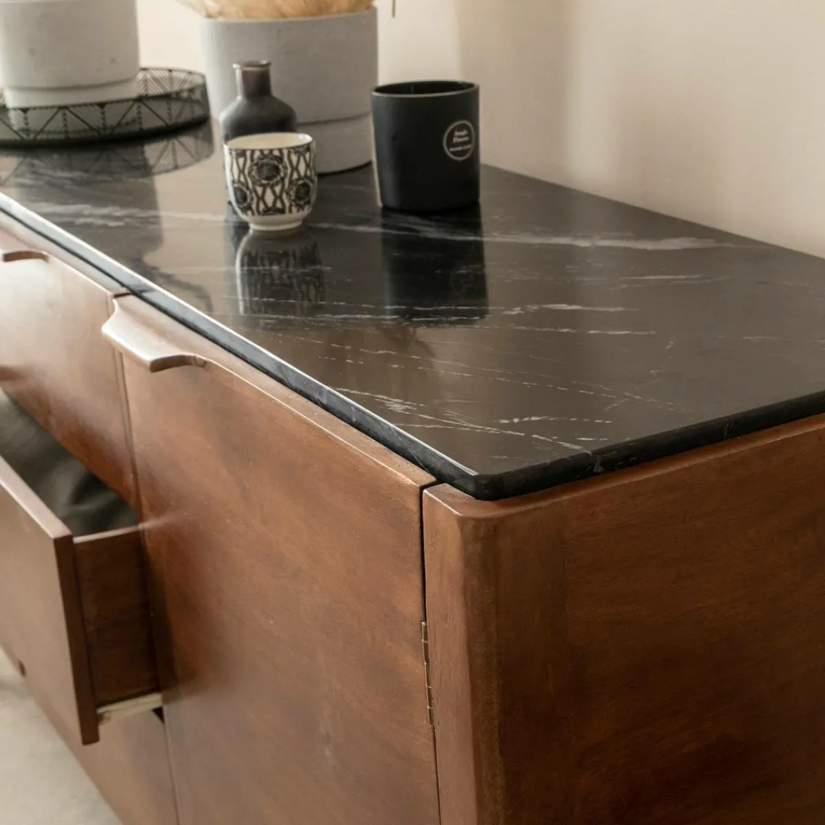 Made in Meubles Buffet en marbre noir et bois de manguier Roch