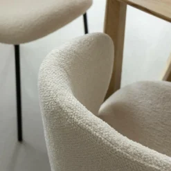 Made in Meubles Chaise avec accoudoirs ronds en tissu bouclette écru clair et pieds en métal Cléa (lot de 2)