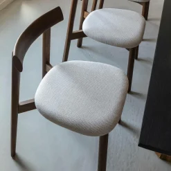 Made in Meubles Chaise en bois de frêne foncé et tissu gris Aline (lot de 2)