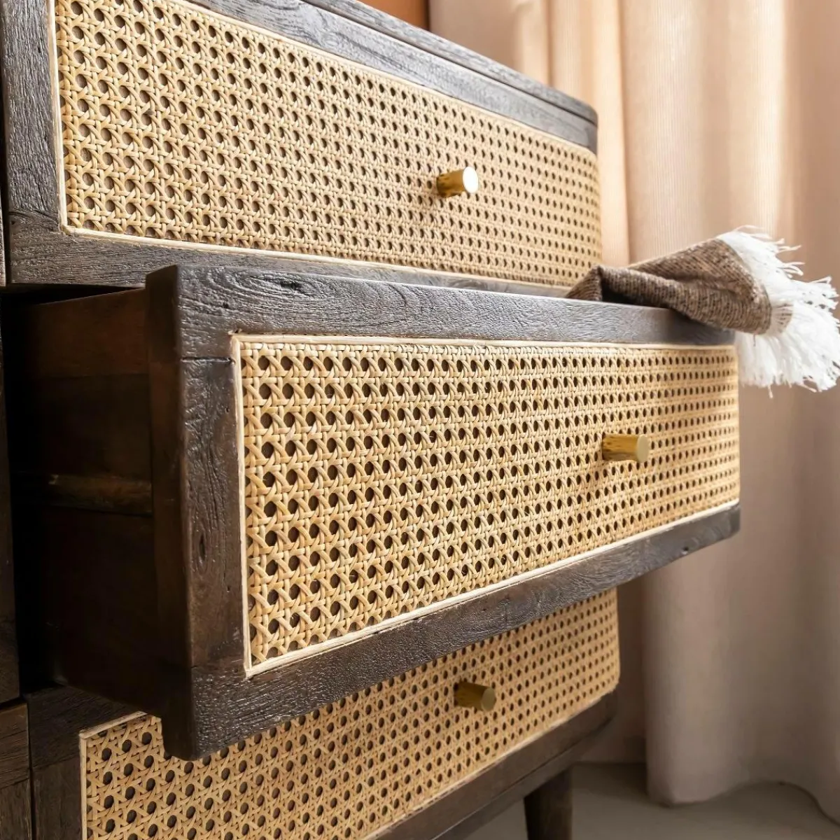 Made in Meubles Commode 6 tiroirs en bois de manguier et cannage Soren
