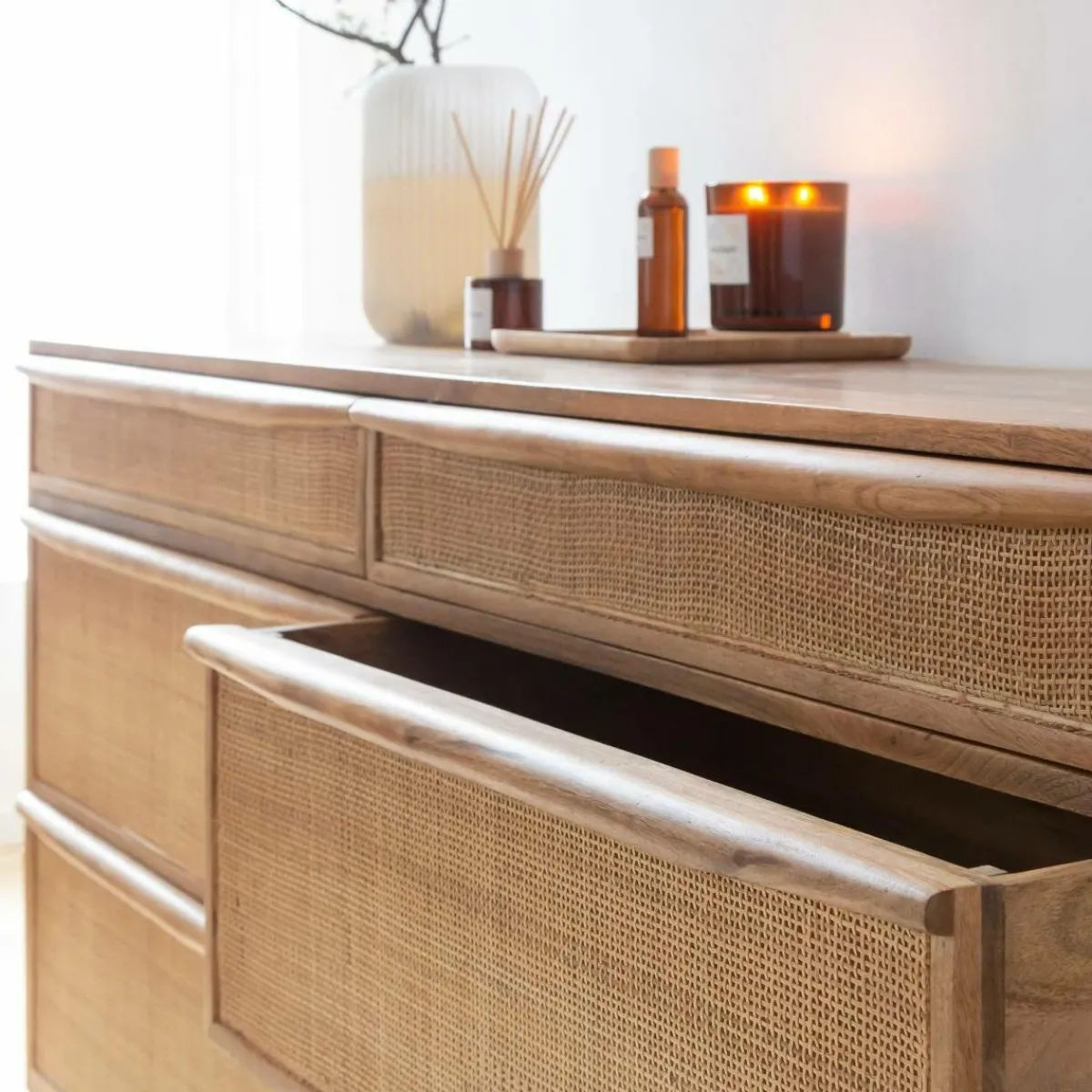 Made in Meubles Commode en bois de manguier et cannage Rim