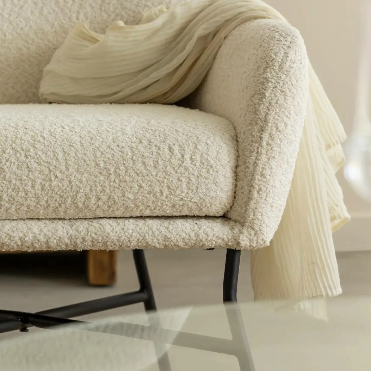 Made in Meubles Fauteuil blanc en tissu bouclette Amandine