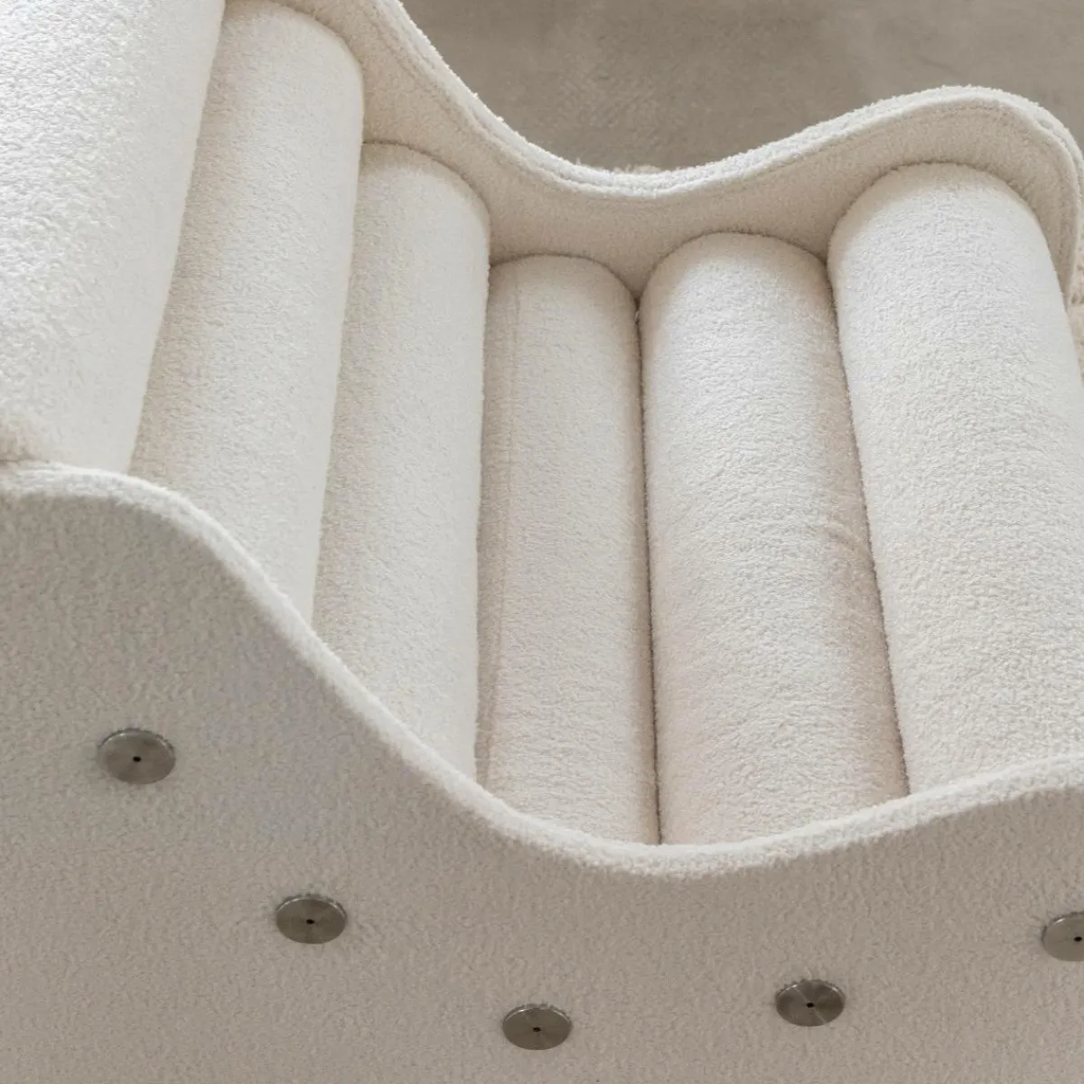 Made in Meubles Fauteuil des années 70 en tissu bouclette blanc Athéna