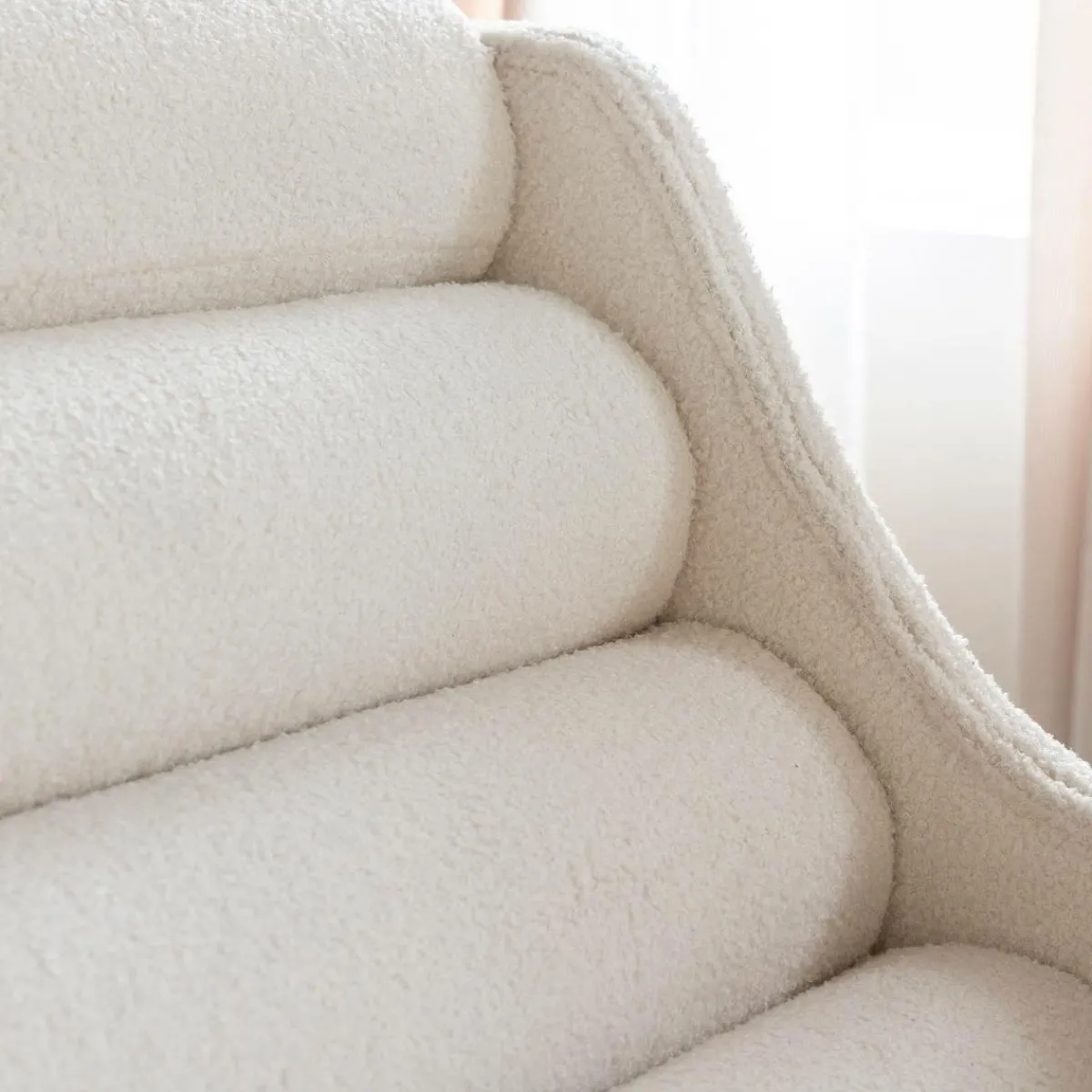 Made in Meubles Fauteuil des années 70 en tissu bouclette blanc Athéna