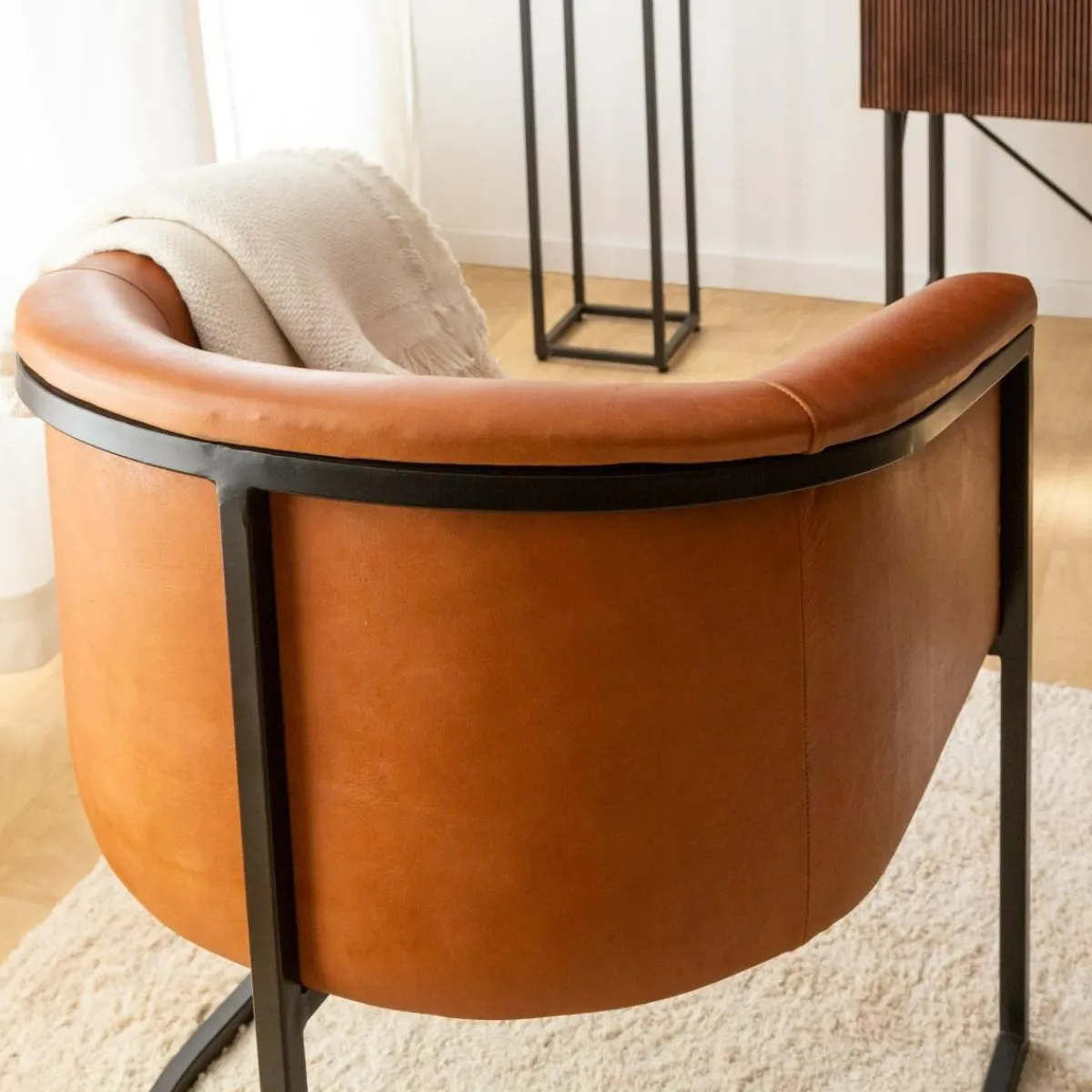 Made in Meubles Fauteuil en cuir marron et métal Sacha