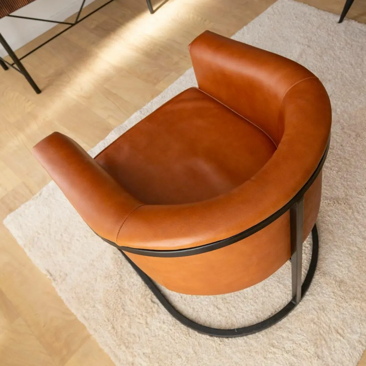 Made in Meubles Fauteuil en cuir marron et métal Sacha