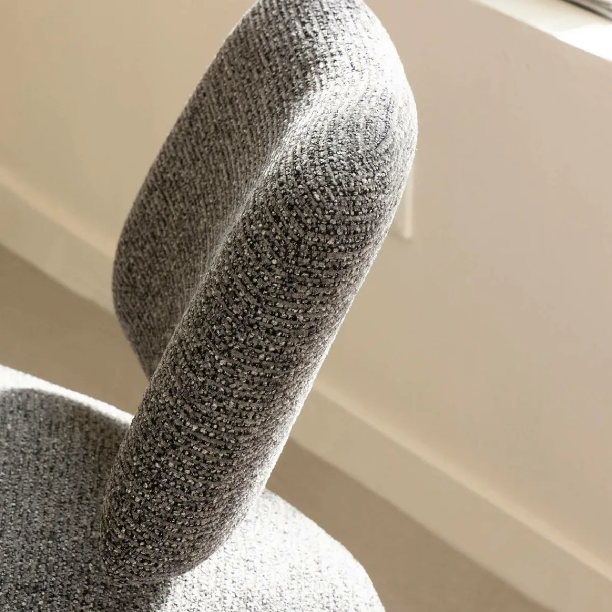 Made in Meubles Fauteuil en tissu bouclette avec dossier gris foncé Teresia