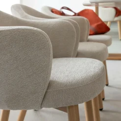 Made in Meubles Fauteuil en tissu écru et pieds en métal effet bois Mayi