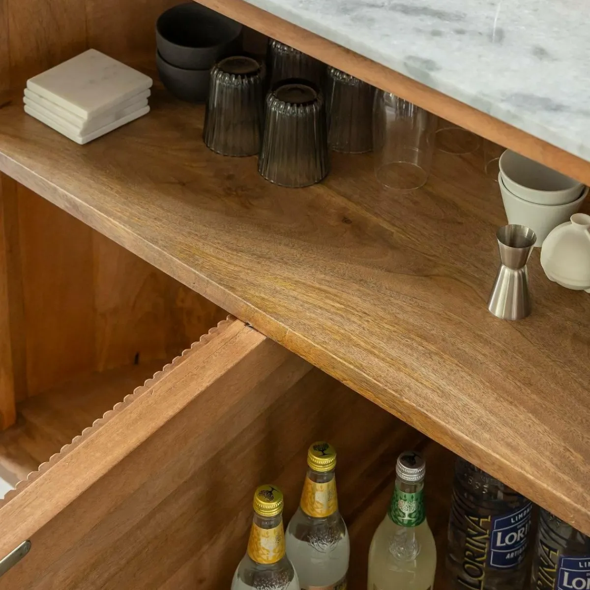 Made in Meubles Meuble bar en bois de manguier et marbre Adler