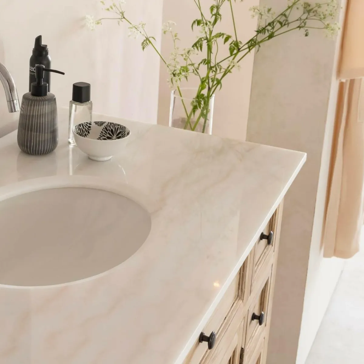 Made in Meubles Meuble sous vasque en vieux pin et marbre blanc Octavie