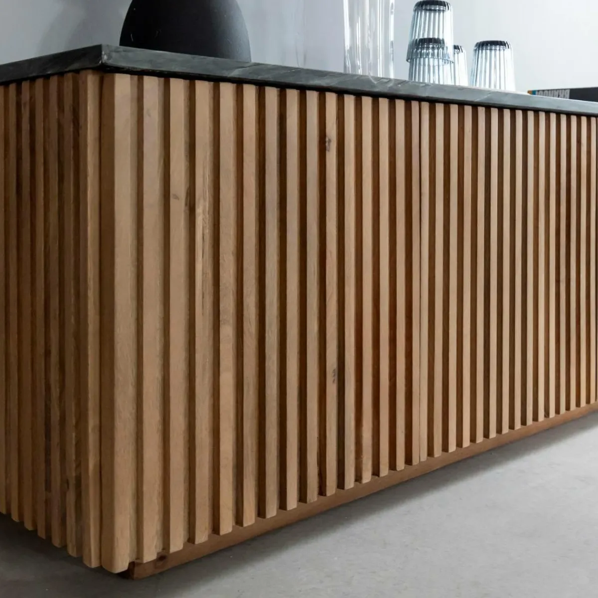 Made in Meubles Meuble TV en bois de manguier et marbre Betty