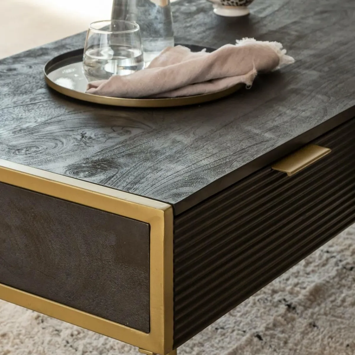 Made in Meubles Table basse en bois de manguier et métal doré Ange
