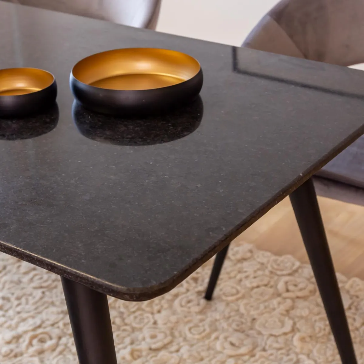 Made in Meubles Table à manger avec plateau en granite noir Antonella