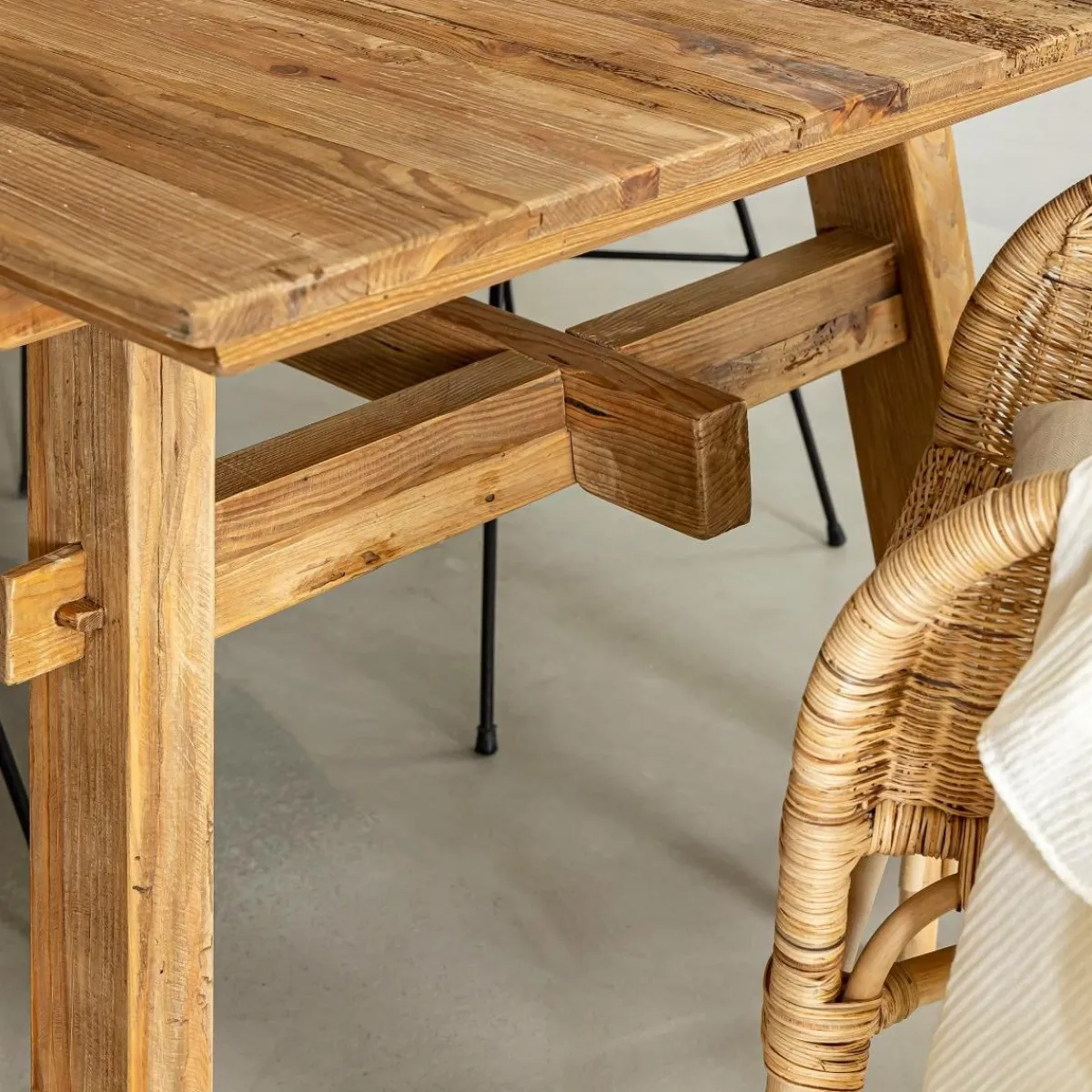 Made in Meubles Table à manger en pin recyclé Blaise